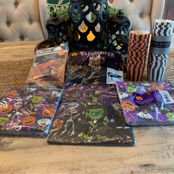 Halloween Party Lot Table Cover Napkins, Leaf Bag Pumpkin, Paper Cupcake Holders - Picture 10 of 12